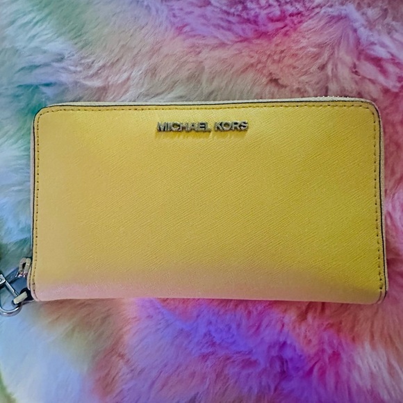 Gorgeous MK Purse Set - Picture 2 of 15